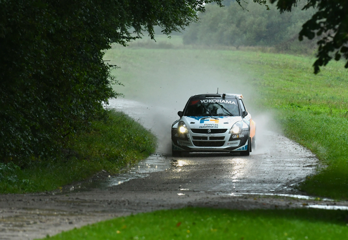 Kenneth Madsen og Mette Felthaus, Ruds Vedby/Horsens, i et glat sving ved Antvorskov Kasserne og på vej m
(Foto: Morten Dam - autoMOTIV/specialpress)